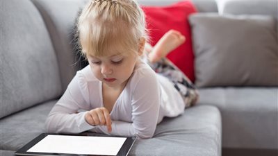 التكنولوجيا الرقمية.. خطر يُهدد الأطفال والسر في الآلات الإلكترونية