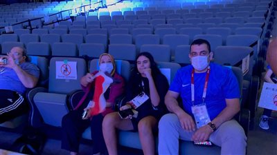 حياة خطاب تحتفل بميداليات الأثقال في طوكيو بعلم مصر