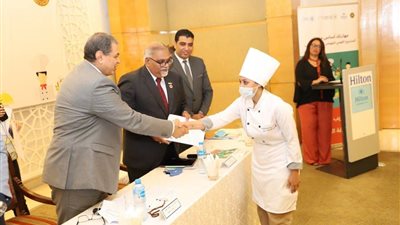 ختام أول تدريب مهني للفتيات في مجال الفندقة مجانًا بالأقصر