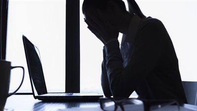 جروبات مشبوهة وصور جنسية وابتزاز.. فتيات ضحايا التحرش الإلكتروني