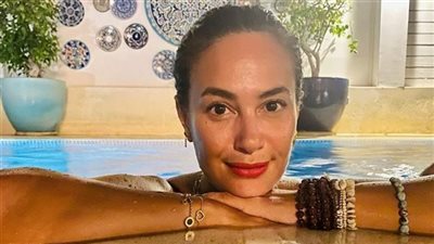 هند صبري تثير ضجة بمواقع التواصل الاجتماعي من حمام السباحة