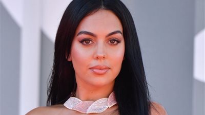 8 إطلالات جذابة لجورجينا زوجة رونالدو || صور