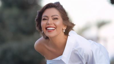 شاهد.. لقاء الخميسي بإطلالة مثيرة من إيطاليا 