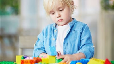 تنتشر في أكياس الحلوى بالأسواق.. ألعاب بلاستيكية تُصيب طفلك بالسرطان