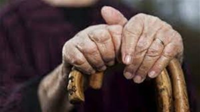 في مشهد إنساني.. رجال الشرطة يُساعدون سيدة من ذوي الهمم لتلقي لقاح كورونا