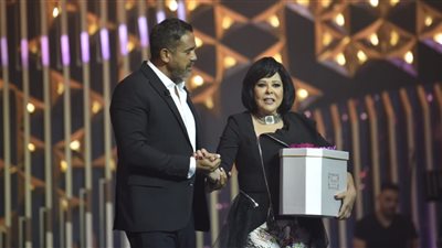 هدية إسعاد يونس تصيب أمير كرارة بالتوتر لمدة ساعة ونصف