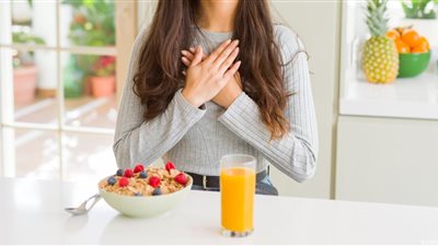 هل تعانين من خفقان القلب بعد الأكل؟ تعرفي على الأسباب