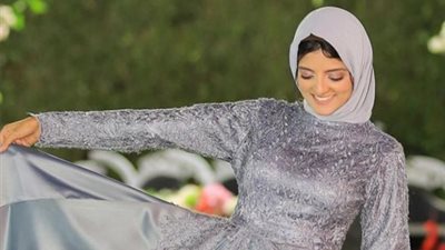 الأزرق للبيضاء والرمادي للسمراء.. موديلات فساتين سهرة طويلة تناسب كافة ألوان البشرة