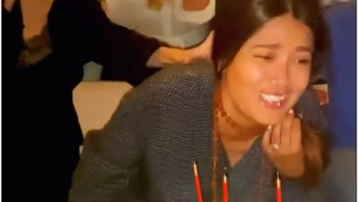 فيديو.. أنجلينا جولي تضع وجه سلمى حايك في التورتة بهذه الطريقة