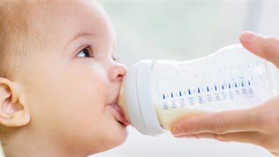 «أكليه لما يتم  6 أشهر».. خطوات « فطام طفلك» من الرضاعة لحبتين أرز