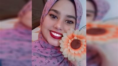 «البنات أشطر الكائنات».. طالبة تبدع في التطريز بخامات بسيطة