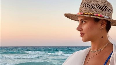 ياسمين رئيس بدون مكياج بأحدث جلسة تصوير على البحر