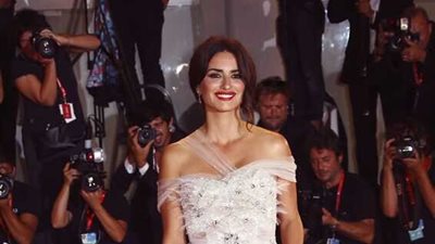 أجمل فساتين الريش في تاريخ مهرجان فينيسيا