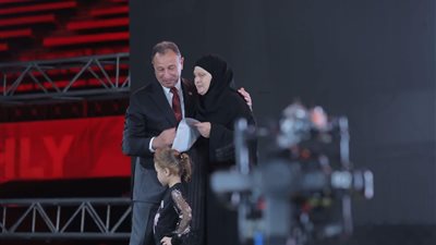 الخطيب يكرم والدة الراحل 