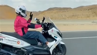 سافرت 1100 كيلو.. تفاصيل مُثيرة في رحلة «فتاة الاسكوتر»| فيديو