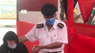 في مشهد إنساني.. الأمن يساعد مسنة على صرف معاشها 