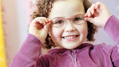5 علامات تدل على أن طفلك يحتاج إلى نظارات طبية 