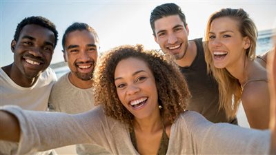 دليلك لاكتساب شخصية جذابة.. رحلة مع كتاب «كيف تكسبين الصديقات»