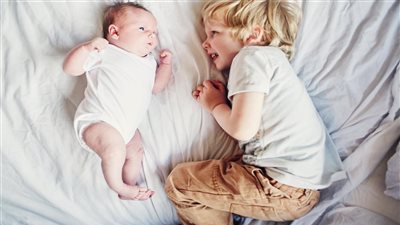 «علشان ميغيرش».. نصائح لتهيئة طفلك لاستقبال مولود جديد