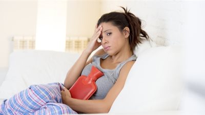 الدورة الشهرية تهدد صحة بشرتك.. كيف تحدين من أضرارها؟!