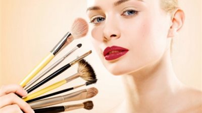 أشياء تستخدمينها ضارة ببشرتك.. تخلصي منها فورًا