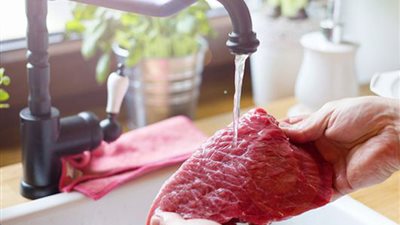 لربات البيوت.. احذري غسل اللحوم بهذه الطريقة