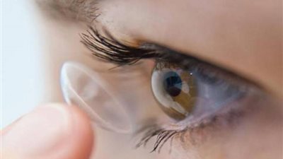 الإفتاء يحسم الجدل حول حكم وضع العدسات الملونة