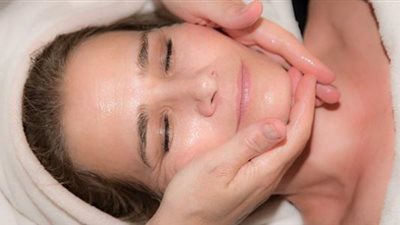 ماسكات طبيعية تحد من مسام البشرة الواسعة 