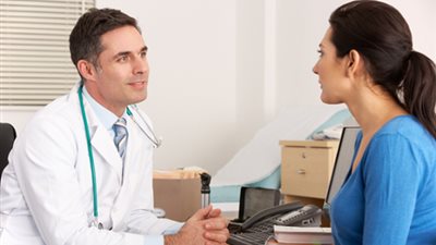 حُكم كشف عورة المرأة أمام الطبيب 