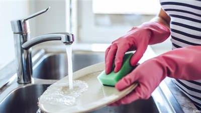 «مأساة المواعين».. معارك تخوضها النساء لا يعلم الرجال عنها شيئًا