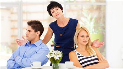 استشاري نفسي: الزوج التابع لأمه ينهي حياته الزوجية بيده