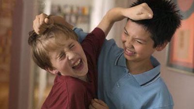 5 أخطاء في التعامل مع خناقات الأخوات.. والحل في 8 نقاط