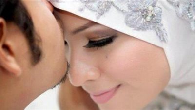 الإفتاء: تقبيل الزوج لزوجته أمام الناس ليس من الحياء