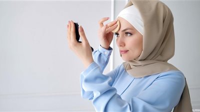 حُكم وضع المرأة المحجبة للمكياج.. «الإفتاء» تُجيب