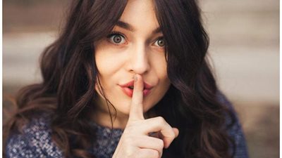 مجرد رقم.. لماذا ترفض الفتيات الإفصاح عن عمرهن الحقيقي؟! | فيديو