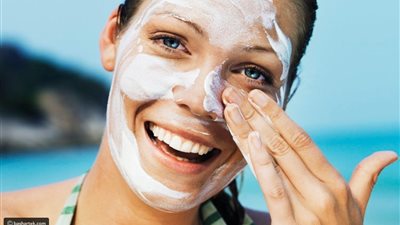 يقلل من خطر الإصابة بسرطان الجلد.. فوائد استخدام واقي الشمس