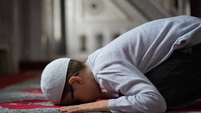 ابني كثير الصلاة ولكنه يتعثر كثيرًا فماذا أفعل كي لا يهتز إيمانه؟