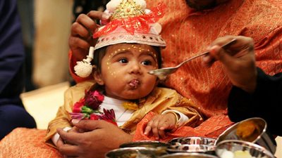 من الموز إلى دهن الفقمة.. كيف يفطم شعوب العالم أطفالهم؟ 