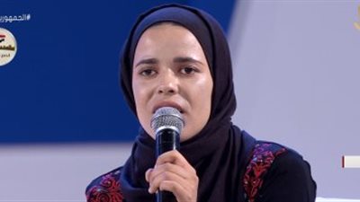 أجهشت بالبكاء.. فتاة بدوية تلقي قصيدة حب في الجيش أمام الرئيس السيسي 