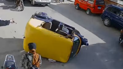 أصيبت بكدمات وكسور.. القبض على سائق توك توك صدم سيدة