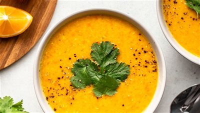 ملك السفرة في الشتاء.. 9 فوائد لشوربة العدس على صحتك 