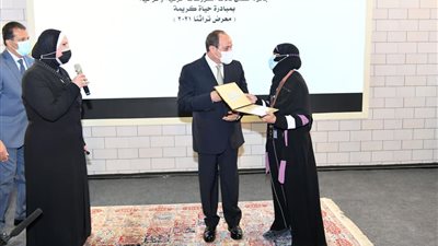 الرئيس السيسي يُكرم سيدتين بمعرض «تراثنا» اليوم.. (صور)