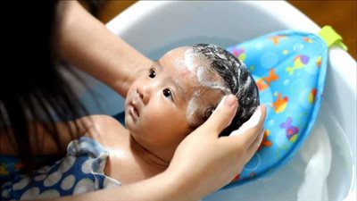 استشاري تجميل توضح نوع الغسول المناسب لطفلك | فيديو