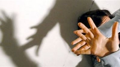 بالسكين والشومة.. أب يقتل ابنته بمساعدة شقيقها في الصف