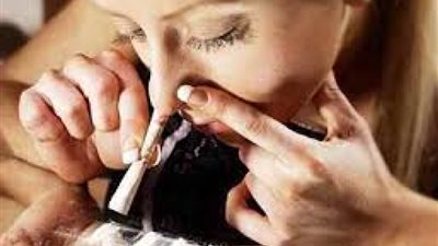 فتاتان تبيعان جسدهما من أجل المخدرات و