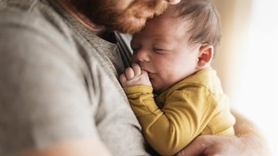 كيف تتصرف الزوجة في حال إنكار نسب الزوج لطفله؟