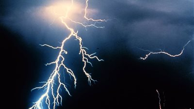 أمهات تمنع أطفالهن من المدرسة بسبب الرعد والبرق.. وطبيب نفسي: لا داعي للخوف