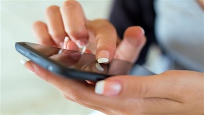 القبض على فتاة صورت تاجرًا عاريًا وساومته على 10 آلاف جنيه 