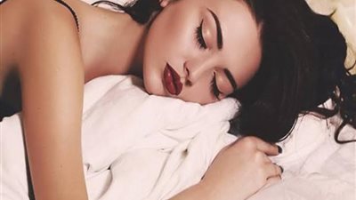 9 أضرار تصيب البشرة عند النوم 