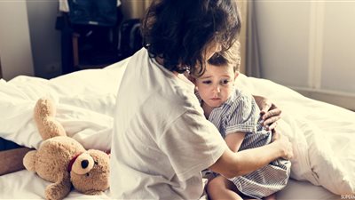 أخصائية نفسية تقدم 12 نصيحة لتحرير طفلك من الخوف 